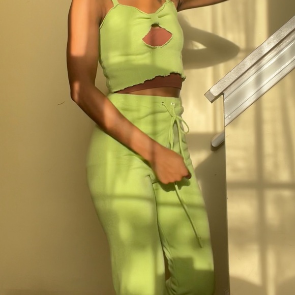 Two piece set - Picture 4 of 8